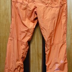 ユニクロ　メンズパンツ　サイズM　オレンジ　ウエスト76～84㎝　股下72㎝（実測）綿65、ナイロン35、裏総メッシュポリエステル100％　右後ろに色落ちあり　ホームクリーニング済　USEDの画像
