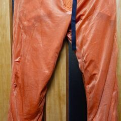 ユニクロ　メンズパンツ　サイズM　オレンジ　ウエスト76～84㎝　股下72㎝（実測）綿65、ナイロン35、裏総メッシュポリエステル100％　右後ろに色落ちあり　ホームクリーニング済　USEDの画像