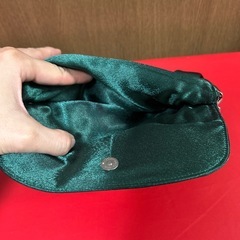 ダークグリーンのクラッチバッグの画像