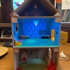 手作り3階建て木製ドールハウスとミニ家具