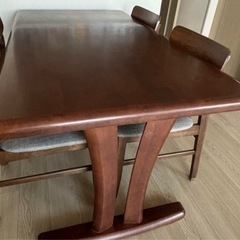 ダイニングテーブルと椅子4脚の画像