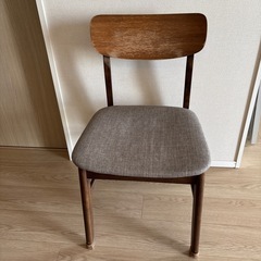 ダイニングテーブルと椅子4脚の画像