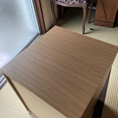 ナイトテーブルの画像