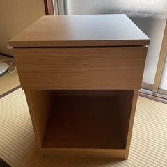 ナイトテーブル