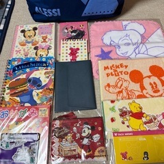 文房具やタオル、ポーチの詰め合わせの画像