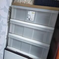 3段のプラスチックケース