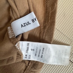 △【AZUL BY MOUSSY】フリル付きベージュTシャツ Sの画像
