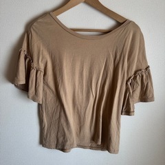△【AZUL BY MOUSSY】フリル付きベージュTシャツ Sの画像