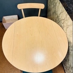 2個 丸型テーブル／カフェー用のテーブル 1,900円