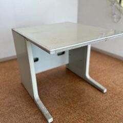 コンパクトな金属製デスク（幅70×奥行80×高さ65）／店舗改装...