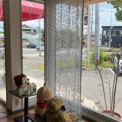 北欧風・幾何学模様入りレースカーテン（幅110×丈250cm）1枚／店舗改装・新築建て替えに伴い、装飾品・備品・家具を譲渡いたしますの画像