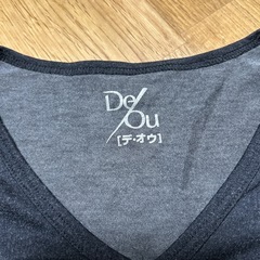 濃いグレーのシャツの画像