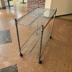 【キャスター付き メタルラック スチール棚（2段）】／店舗改装・新築建て替えに伴い、装飾品・備品・家具を譲渡いたしますの画像
