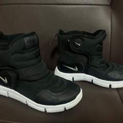 NIKEキッズブーツの画像