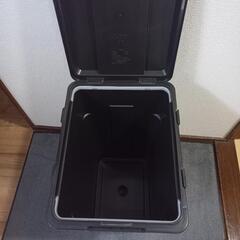 45lのゴミ箱 蓋付き 黒の画像
