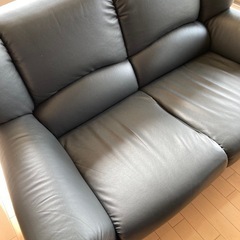 美品 ダークグレー 2人掛けソファの画像