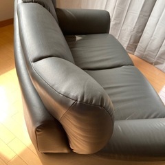 美品 ダークグレー 2人掛けソファの画像