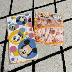 ベビーエプロン2個とハンカチ1枚の画像
