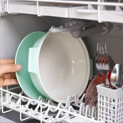 アラモード レンジ調理鍋 18センチ 新品未使用未開封 パウダーグリーン  「火を使って調理するのは苦手」「一人分の鍋料理をつくりたい時がある」「調理時間を短縮したい」そんなお悩みを解決するキッチンツールがレンジ調理鍋です。  ●ひとり鍋にちょうどいいサイズ  ●失敗知らずのレンジ調理鍋です。火を使わないので、安全かつ暑い日の料理にも最適です。  ●コンパクトでキッチンに置いてあるだけでもかわいいデザイン。  ●軽くて便利なサイズなので食卓にそのまま出すことができます。  ●食洗機対応  ごの画像