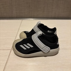 adidas サンダルの画像