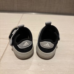 adidas サンダルの画像