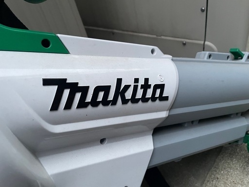 枯葉集塵機　(落ち葉を吸い取って粉々にしてくれます)
