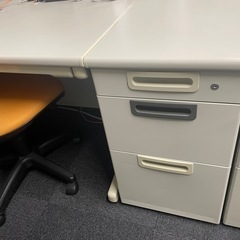 オフィスデスクと椅子