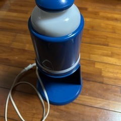 コンパクトに保管可能な電動かき氷器