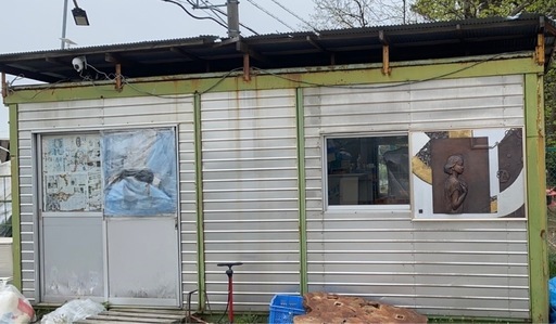 コンテナは事務室として使えます。ずっと使用中です。雨漏りません。どうぞ見に来てください。購入してください。自分で運転して取りに来てください。ありがとうございます。