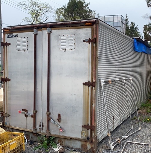 コンテナ 小屋に修理があり、少し雨漏りがあります。買って帰って修理できます。安く販売します。ありがとうございます。