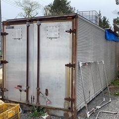 コンテナ 小屋に修理があり、少し雨漏りがあります。買って帰って修...