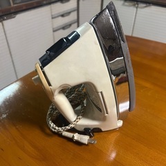 レトロなスチームアイロン　の画像