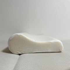 ニトリ 低反発枕 3次元立体構造まくら 首と頭にフィットする波型形状の画像