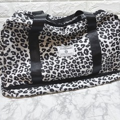 ボストンバッグ　旅行　豹柄　新品　ヒョウ　白　黒　大容量の画像