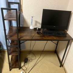 パソコンデスクとゲーミングチェア