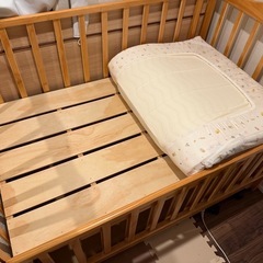 ベビーベッド組立式　の画像