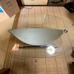 大きいガラステーブル