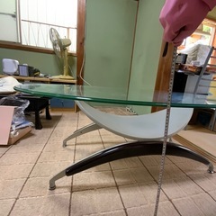 大きいガラステーブルの画像