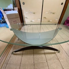 大きいガラステーブルの画像