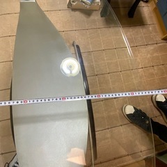 大きいガラステーブルの画像