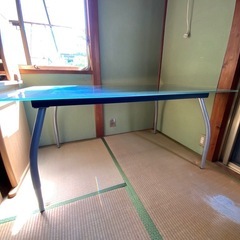大きなガラステーブルの画像