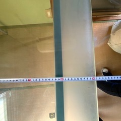 大きなガラステーブルの画像