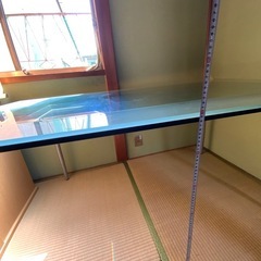 大きなガラステーブルの画像