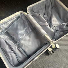 フロントポケット付きスーツケース
の画像