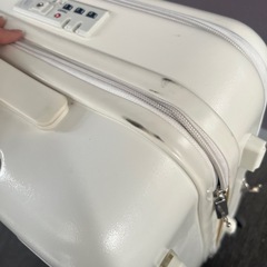 フロントポケット付きスーツケース
の画像