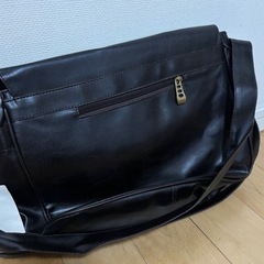新品！メンズ合成皮革ショルダーバッグボディバックダークブラウンブラック茶色の画像