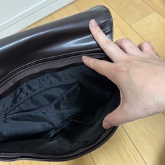 新品！メンズ合成皮革ショルダーバッグボディバックダークブラウンブラック茶色の画像