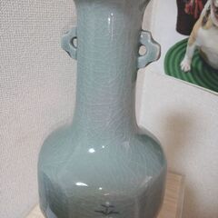 新品未使用　任士準作 　青磁 象嵌　菊花文花瓶 　見事な貫入入り...
