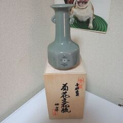 新品未使用　任士準作 　青磁 象嵌　菊花文花瓶 　見事な貫入入り花瓶、壺の画像