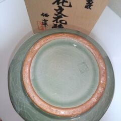新品未使用　任士準作 　青磁 象嵌　菊花文花瓶 　見事な貫入入り花瓶、壺の画像